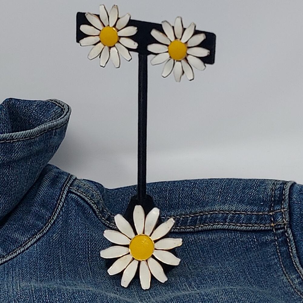Vintage Daisy Enamel Flower Brooch Earrings Set Clip On Mom Gift Spring MCM
